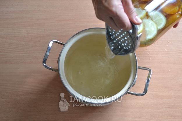 Слить с банки жидкость