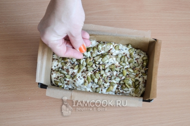 Посыпать тесто семенами