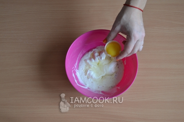 Добавить яйцо и сметану
