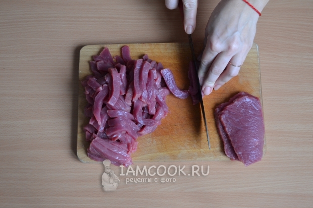 Порезать мясо на кусочки