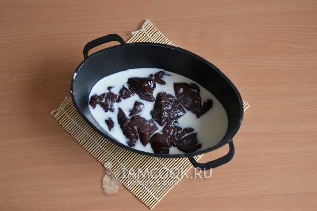 Положить печень в молоко