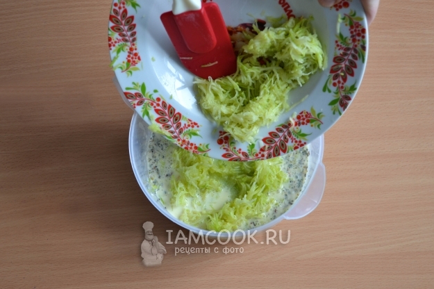 Положить тертый кабачок