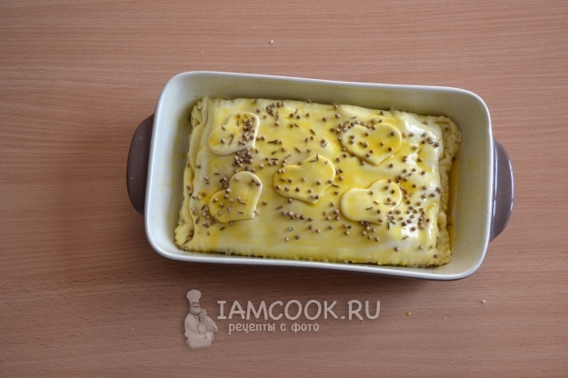 Смазать тесто яйцом