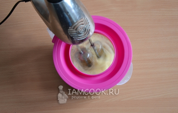 Взбить смесь миксером