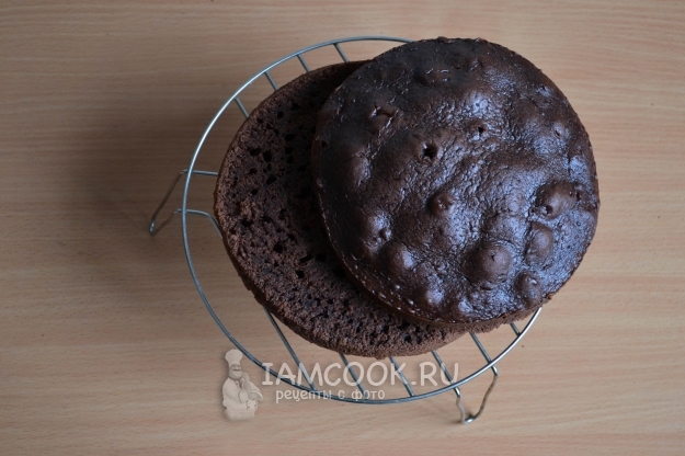 Разрезать шоколадный корж