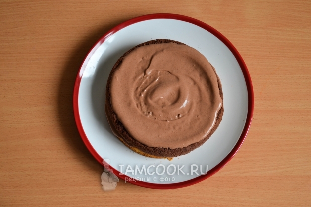 Смазать корж кремом