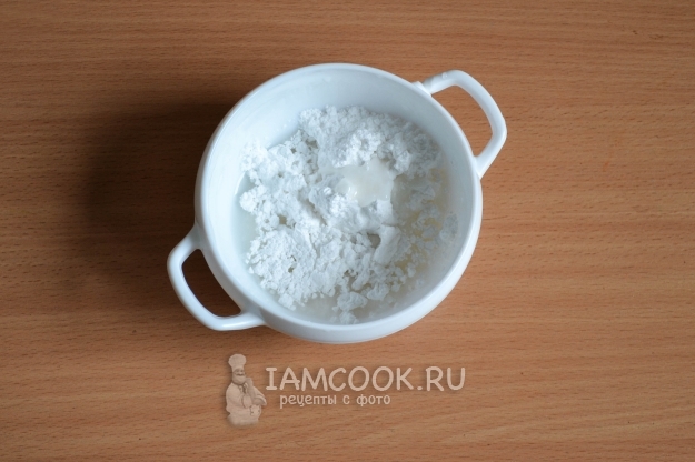 Соединить сухую глазурь и воду