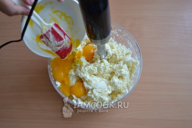 Добавить желтки