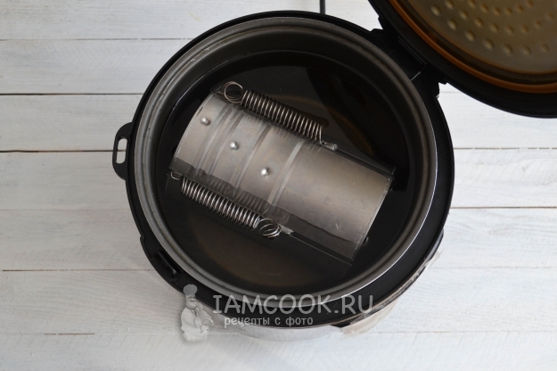 Положить ветчинницу в мультиварку