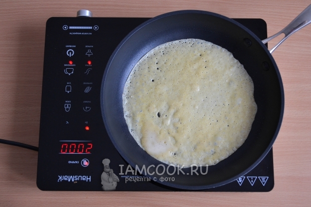 Налить на сковороду тесто