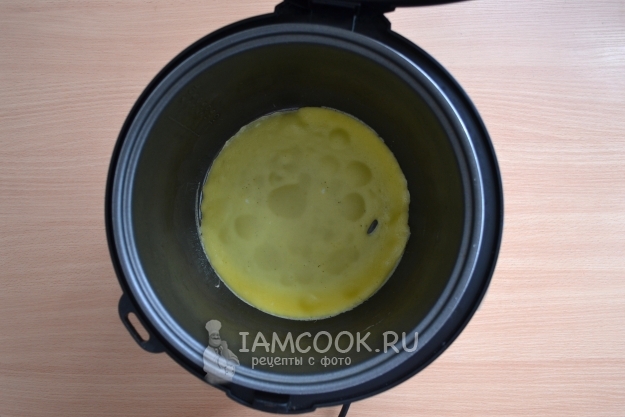 Налить тесто в мультиварку