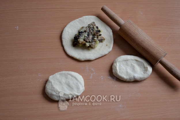 Положить начинку на тесто