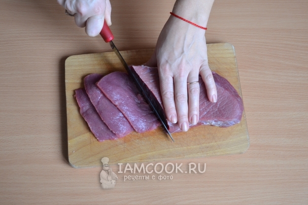 Порезать мясо на ломтики