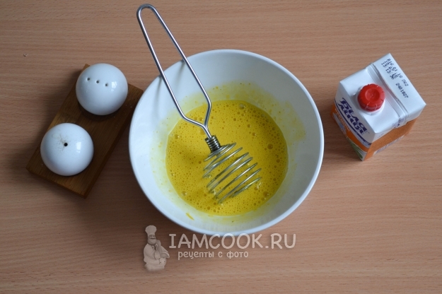 Взбить яйца со сливками