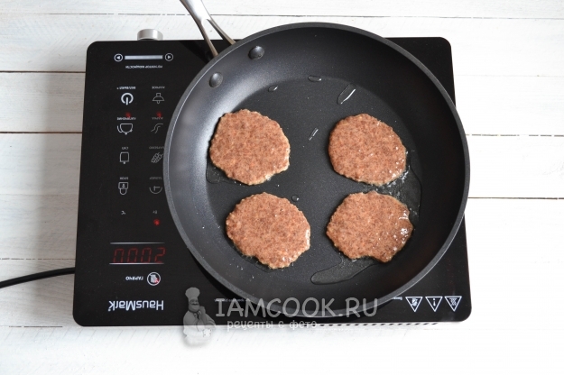 Положить тесто на сковороду