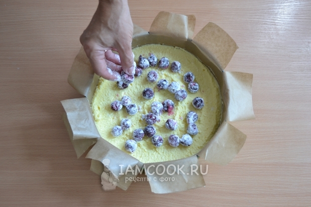 Положить вишню