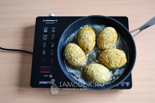 Положить котлеты на сковороду