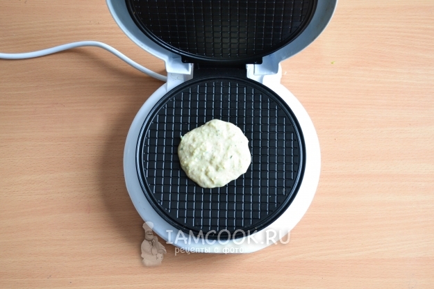 Положить тесто на вафельницу