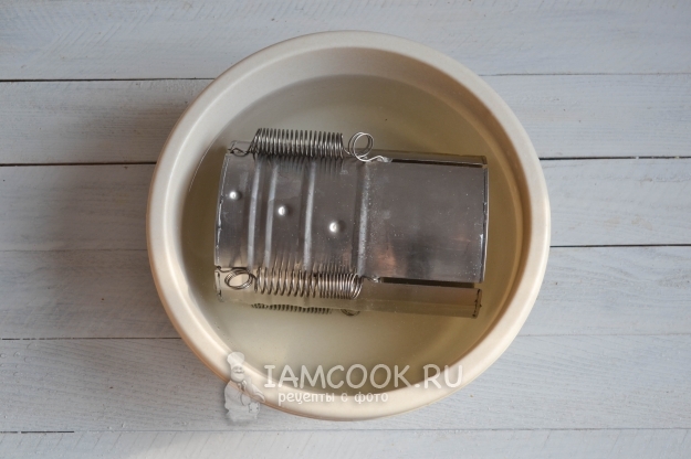 Положить ветчинницу в холодную воду