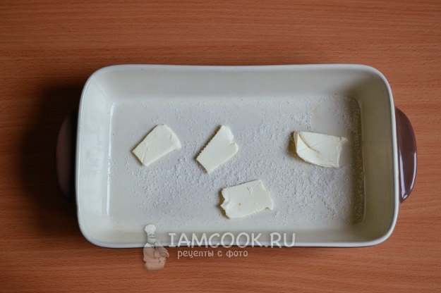 Положить в форму масло