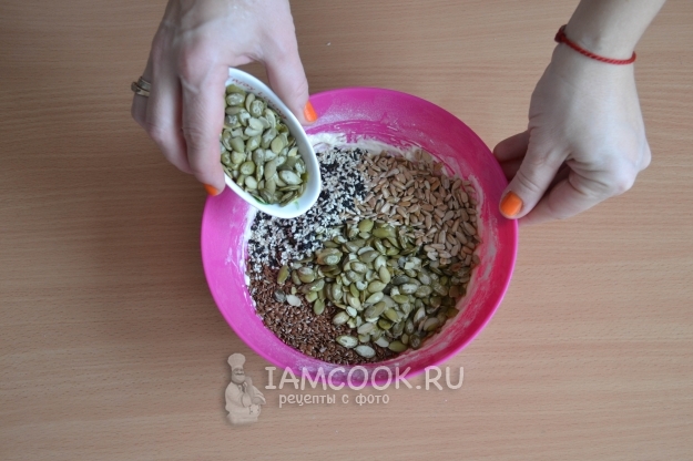 Всыпать семена и семечки