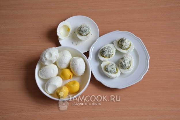 Положить в половинку белка зеленое масло