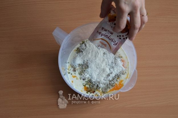 Соединить яйца, молоко, сметану и специи