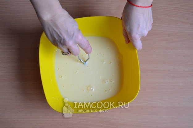 Взбить яйца с кефиром