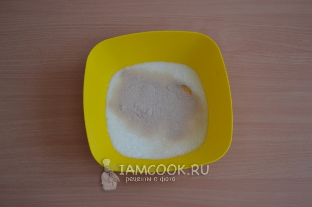 Соединить кефир, яйца, сахар и дрожжи