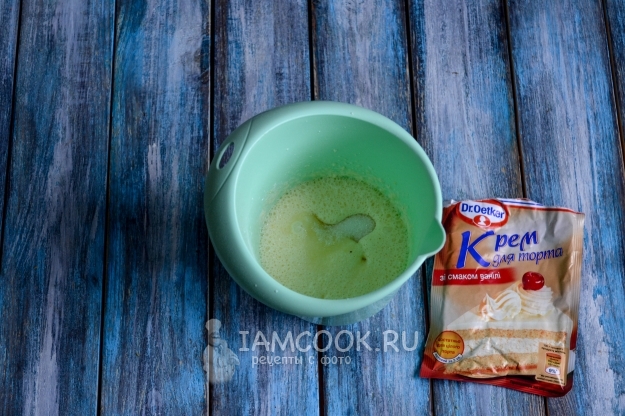 Всыпать в молоко смесь для крема