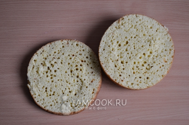 Разрезать корж на две части