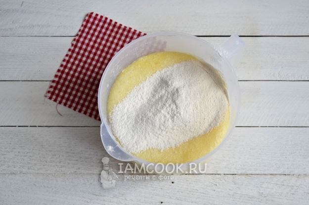 Всыпать муку