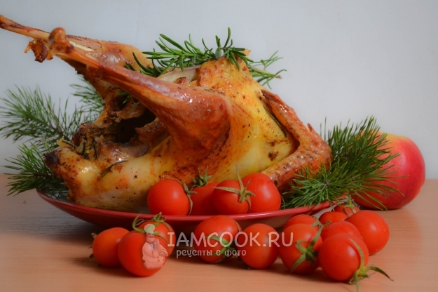 Фото индейки, запеченной в духовке целиком