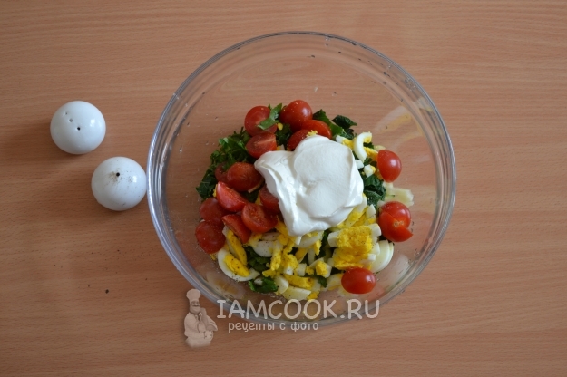 Соединяем овощи и добавляем сметану