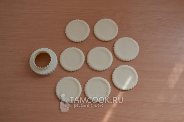Вырезать из теста кружочки