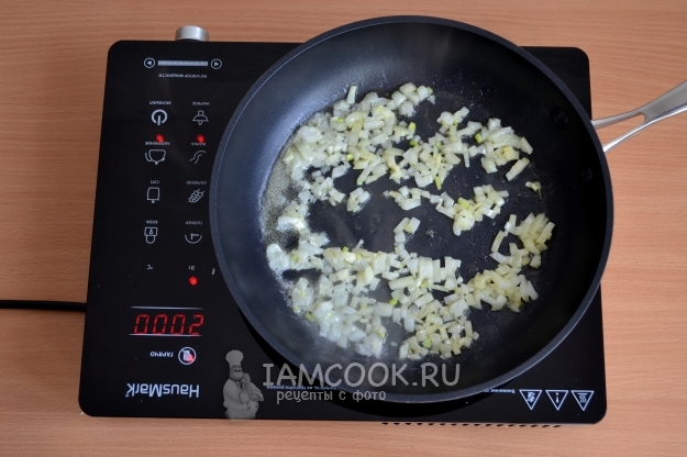 Обжарить лук