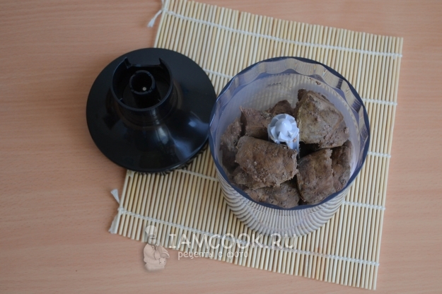 Положить печень в блендер