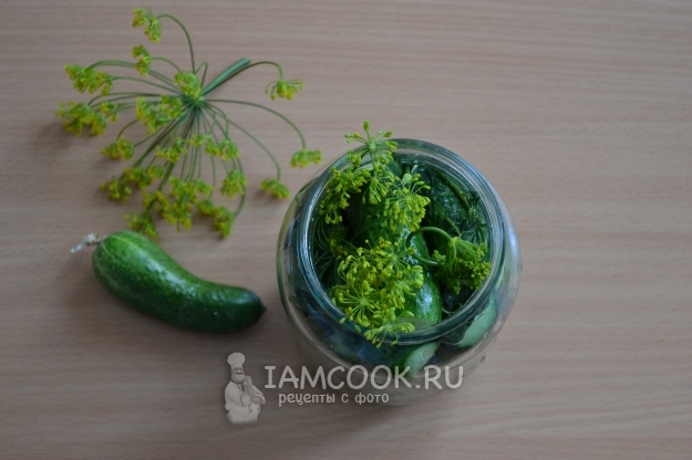 Положить на огурцы зелень