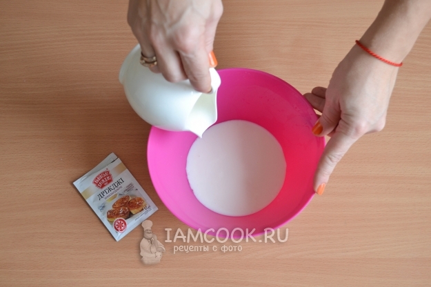 Влить в миску молоко