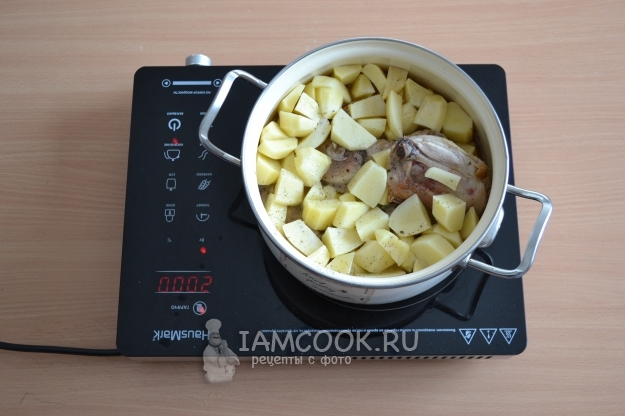 Положить картофель к курице