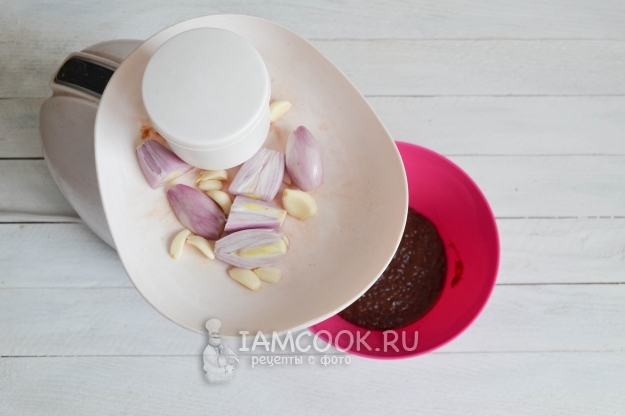 Измельчить лук и чеснок