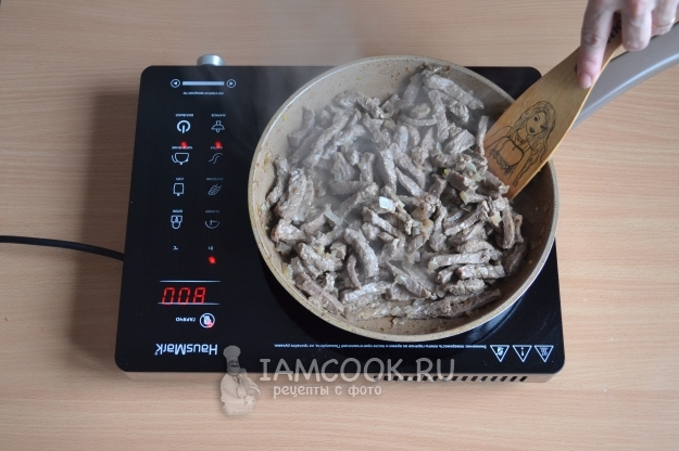 Обжарить мясо с луком