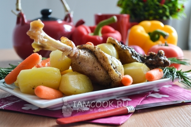 Готовый гусь кусочками с картошкой в духовке