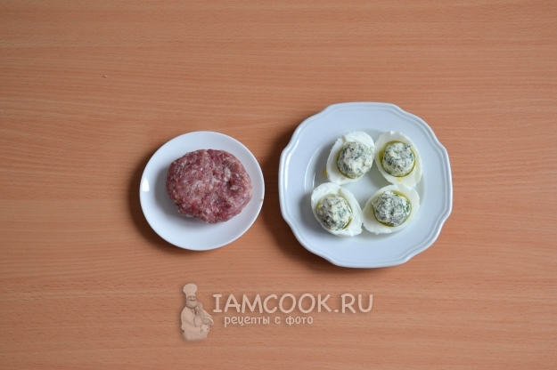 Слепить из фарша лепешку