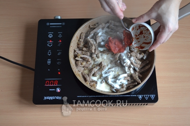 Положить томатную пасту