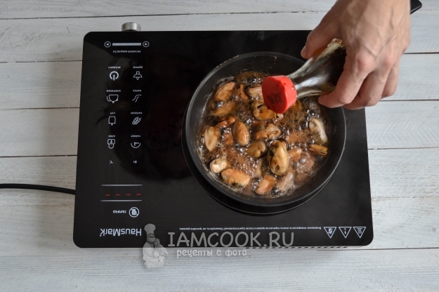 Влить соевый соус