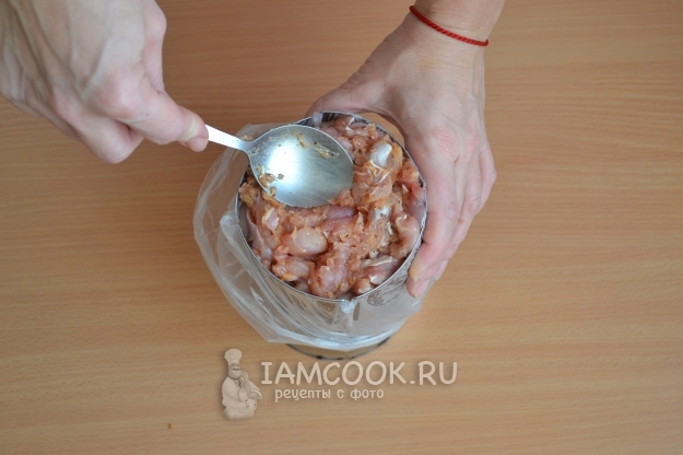 Положить фарш в ветчинницу