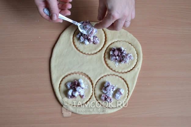 Положить на тесто начинку