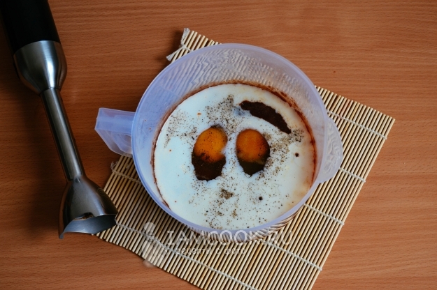 Добавить молоко, яйца, соль и перец