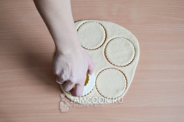 Вырезать из теста кружочки
